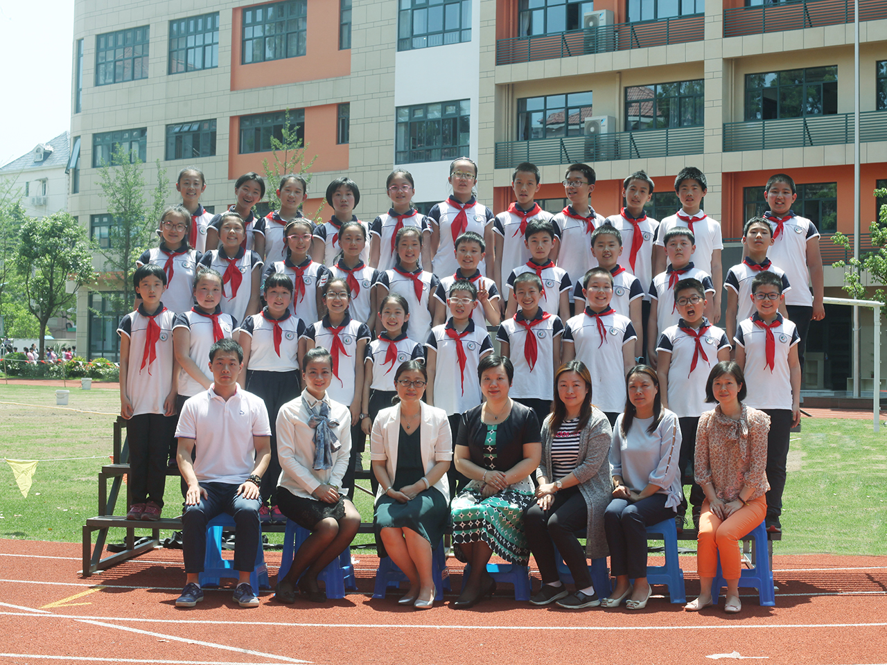 上海市第二师范学校附属小学2017届（2）班合影留念