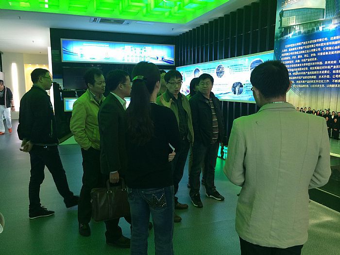 图1：公司展厅，我公司工作人员向环科园领导介绍本公司的发展历程以及科研成果